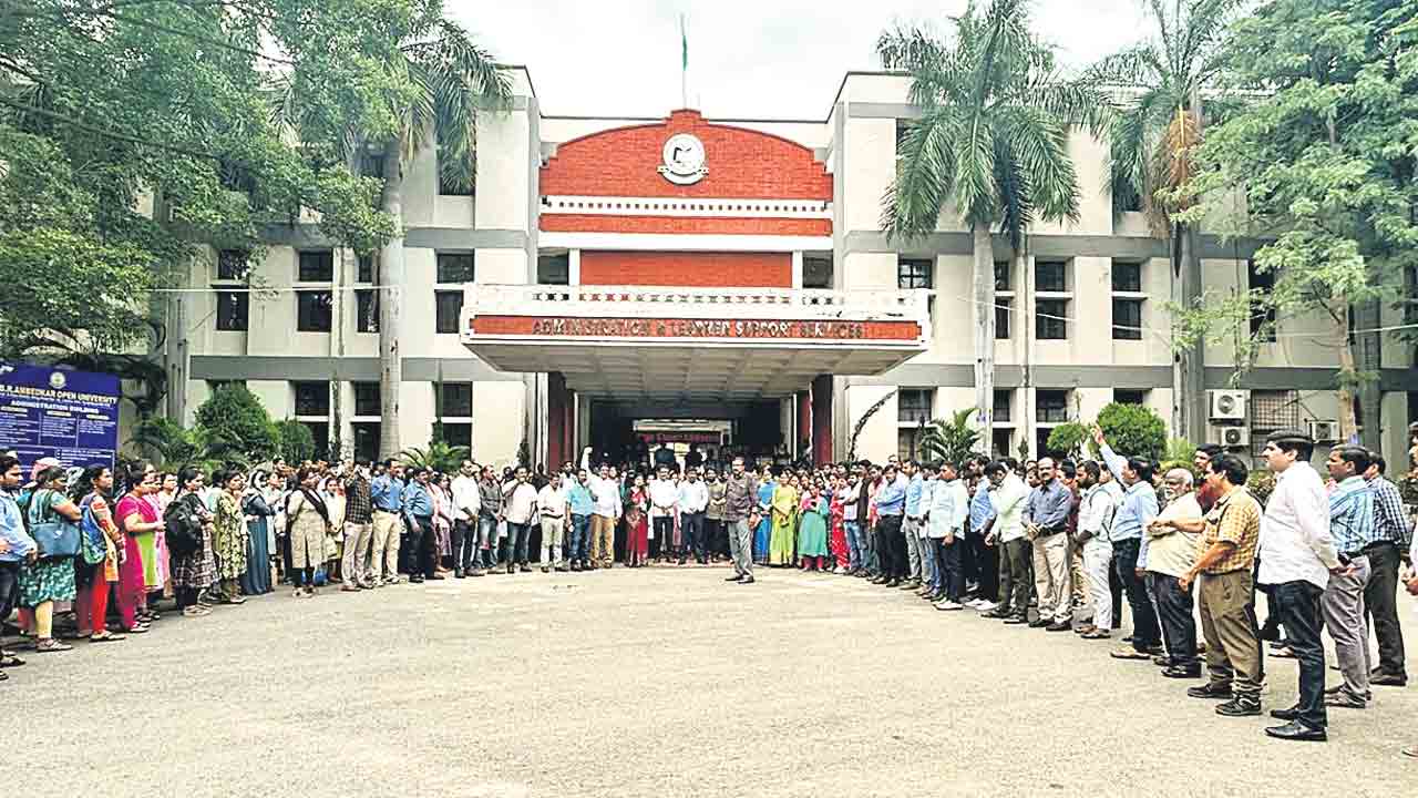 అంబేద్కర్‌ వర్సిటీ ఉద్యోగుల ఆందోళనబాట
