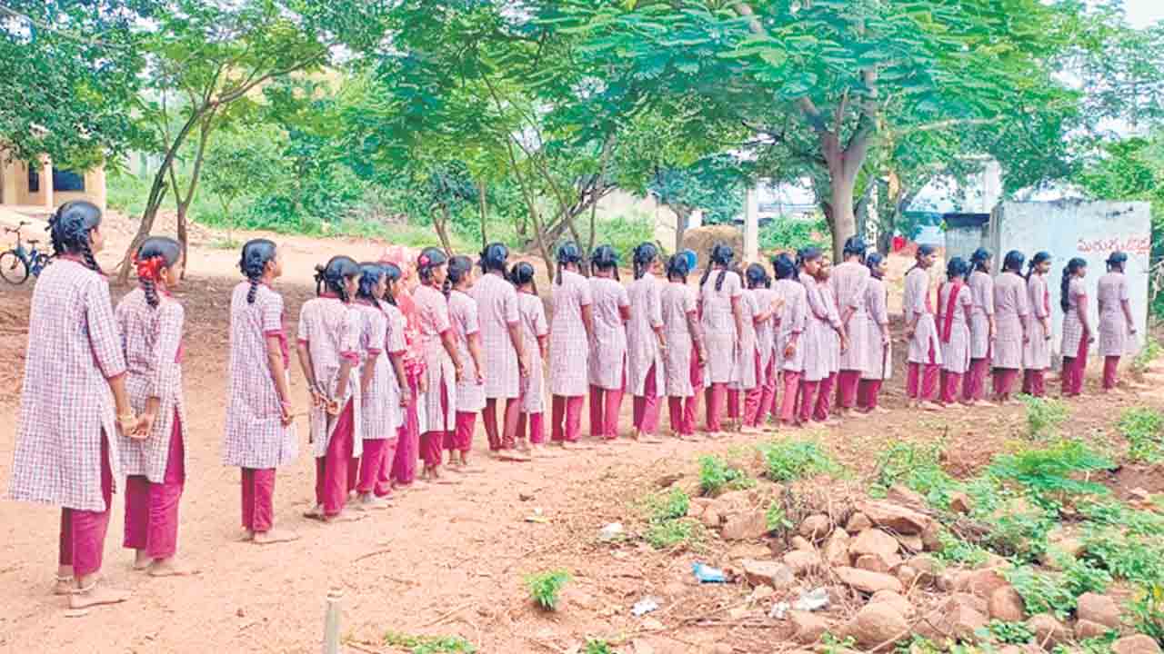 రెండు బడులు.. ఒకే మూత్రశాల