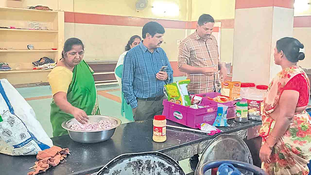 జేఎన్‌టీయూలో మెస్‌ నిర్వహణ అధ్వానం