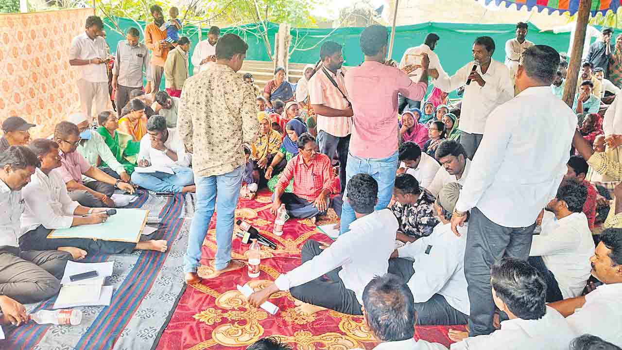 MLA Adinarayana | పెన్షన్ల పెంపు ఏది?.. రుణమాఫీ ఇంకెప్పుడు?.. ఎమ్మెల్యే ఆదినారాయణను నిలదీసిన గ్రామస్థులు