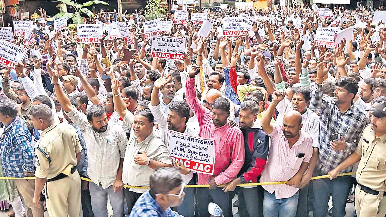 ఆర్టిజన్లను రెగ్యులర్‌ చేయాల్సిందే!