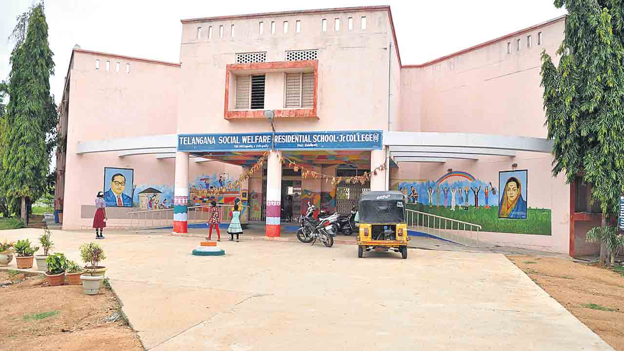 Telangana | ఖాళీ చేస్తరా? కిరాయి కడతరా?.. సంక్షేమ హాస్టళ్లు, గురుకులాలకు పడుతున్న తాళాలు!