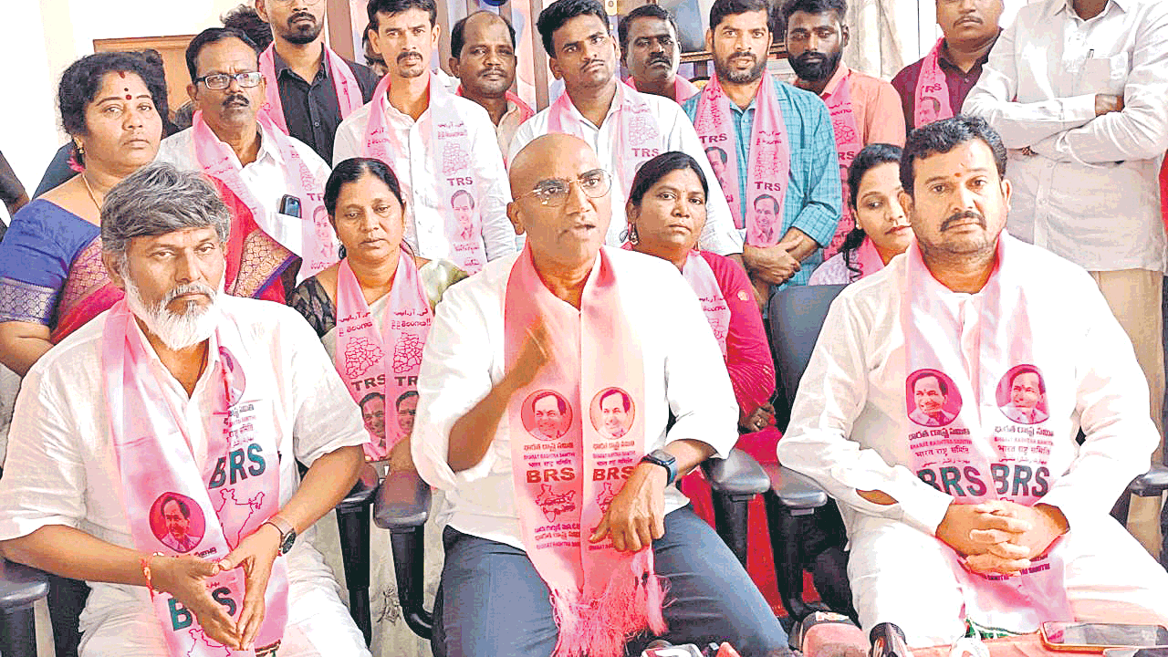 రాజ్యాంగానికి సీఎం రేవంత్‌ తూట్లు