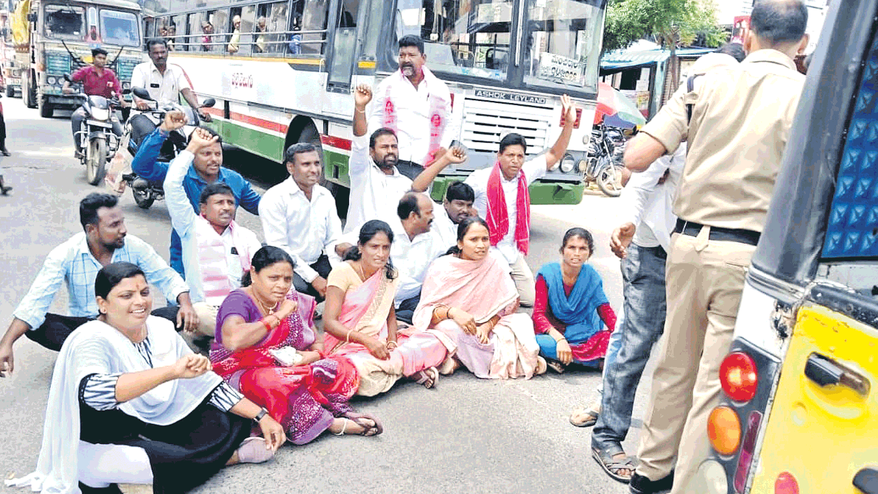 బీఆర్‌ఎస్ నేతలపై నిర్బంధకాండ