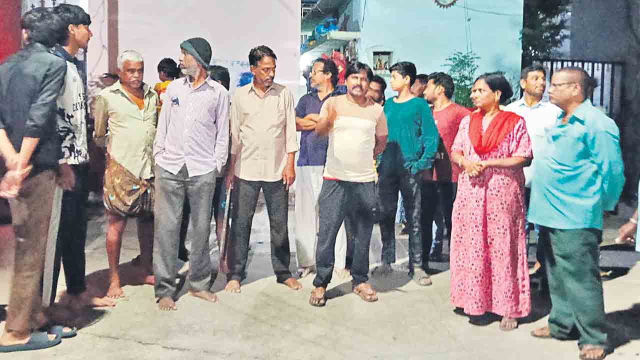 HYDRAA | వెంటాడుతున్న కూల్చివేతల భయం.. అర్ధరాత్రి బస్తీల్లో గస్తీ