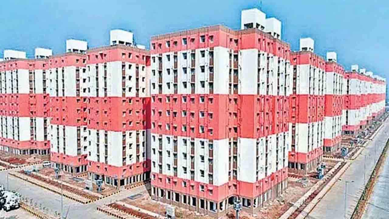 Double Bedroom Houses | డబుల్‌ ఇండ్లు స్థానికేతరులకు ఎట్లిస్తరు?.. జియాగూడలో ఉద్రిక్త