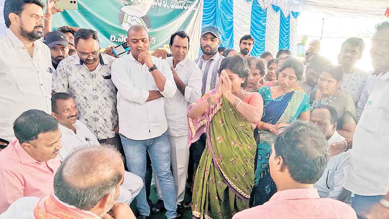 Vemulawada | అయ్యా.. మా ఇండ్లు కూలగొట్టొద్దు.. విప్ ఆది శ్రీనివాస్కు చేతులెత్తి మొక్కిన బాధితులు