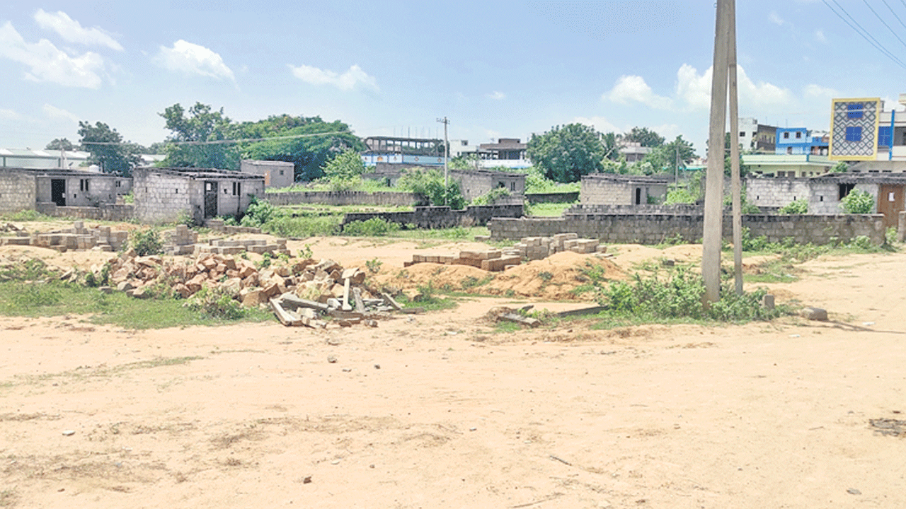 నాడు అనుమతులు నేడు నోటీసులా?