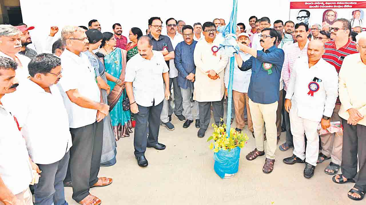 కవులు, రచయితలు మేలుకోవాలి