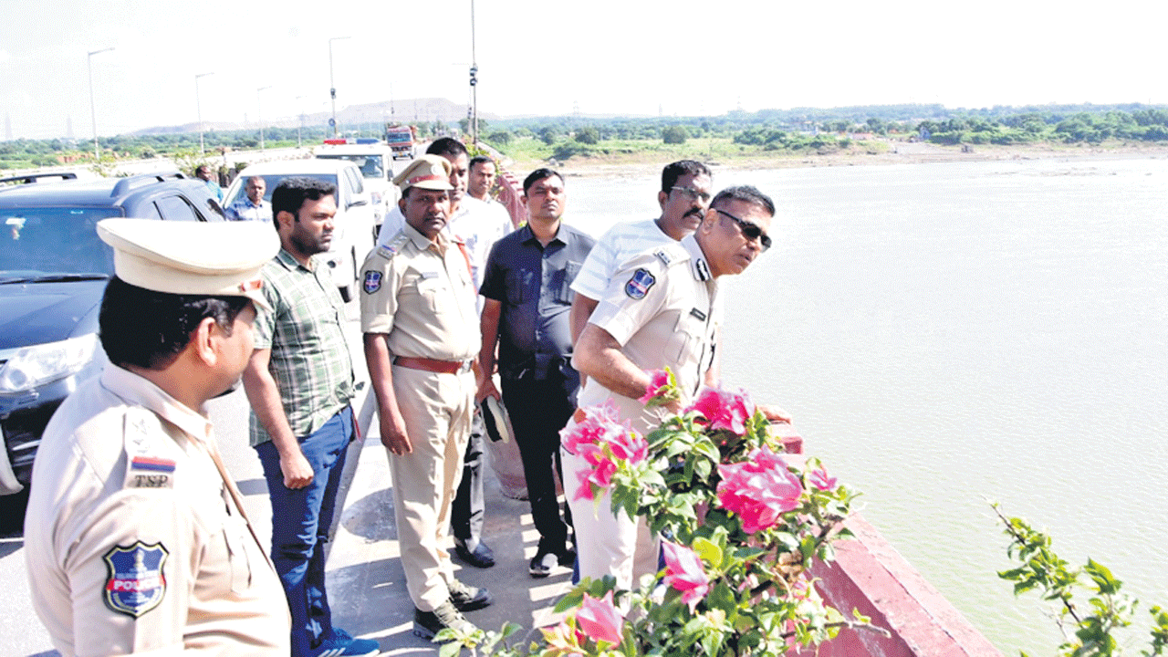 గణేశ్‌ నిమజ్జనం ఏర్పాట్లు పరిశీలించిన సీపీ