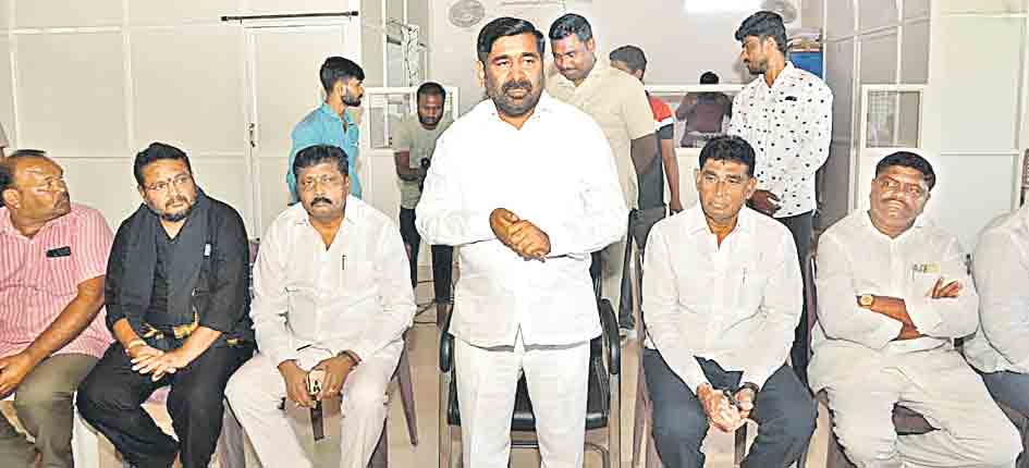 కూల్చివేస్తామంటే ఊరుకునేది లేదు