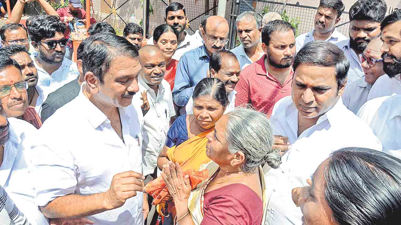 బుల్డోజర్లు మమ్మల్ని దాటి రావాలి