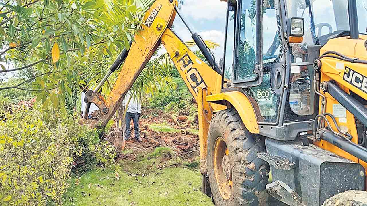 వెనకడుగుకు కారణమేండో..?