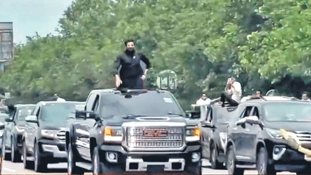 MLA Mainampally Rohit | వందల కార్లతో హైదరాబాద్‌ నుంచి సిద్దిపేటకు ర్యాలి.. మైనంపల్లి రోహిత్‌పై చర్యలేవి?