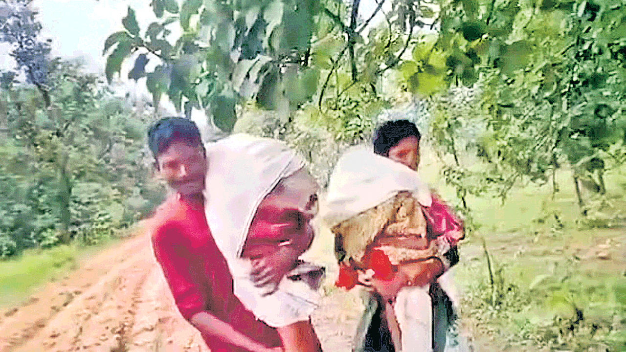 Maharashtra | పిల్లల మృతదేహాల్ని భుజాలపై మోసుకుంటూ.. 15 కిలోమీటర్లు నడిచిన తల్లిదండ్రులు