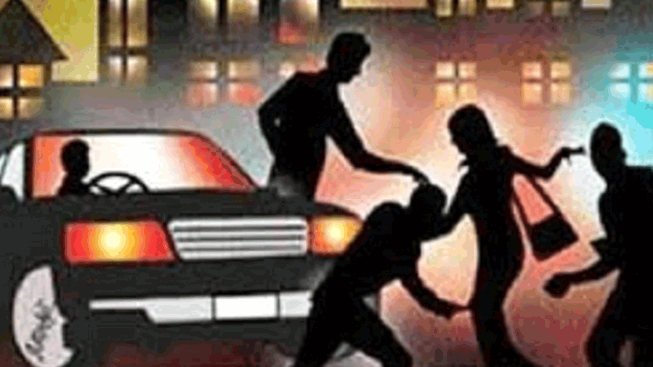 కదులుతున్న కారులో బాలికపై గ్యాంగ్‌రేప్‌