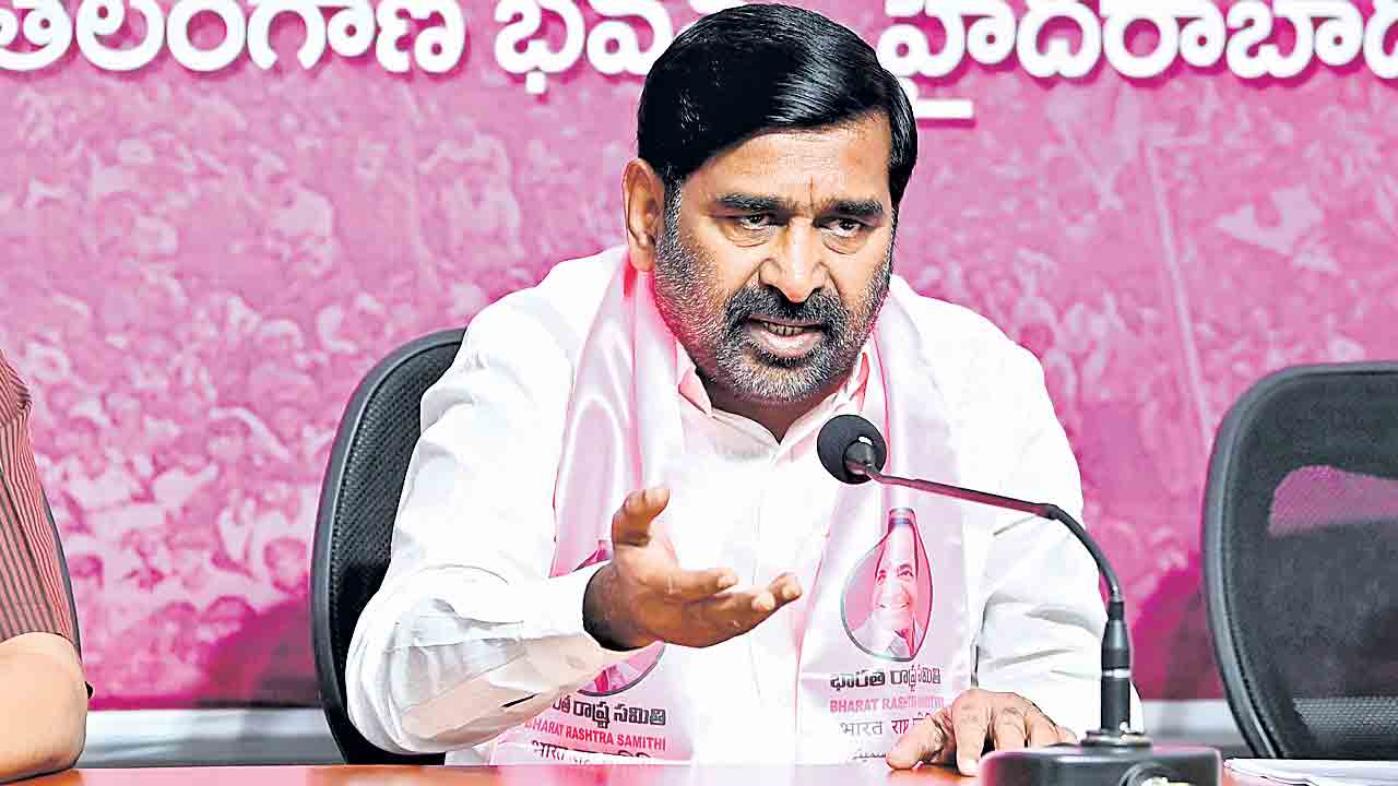 హెలికాప్టర్‌ తెప్పించలేని అసమర్థ సీఎం