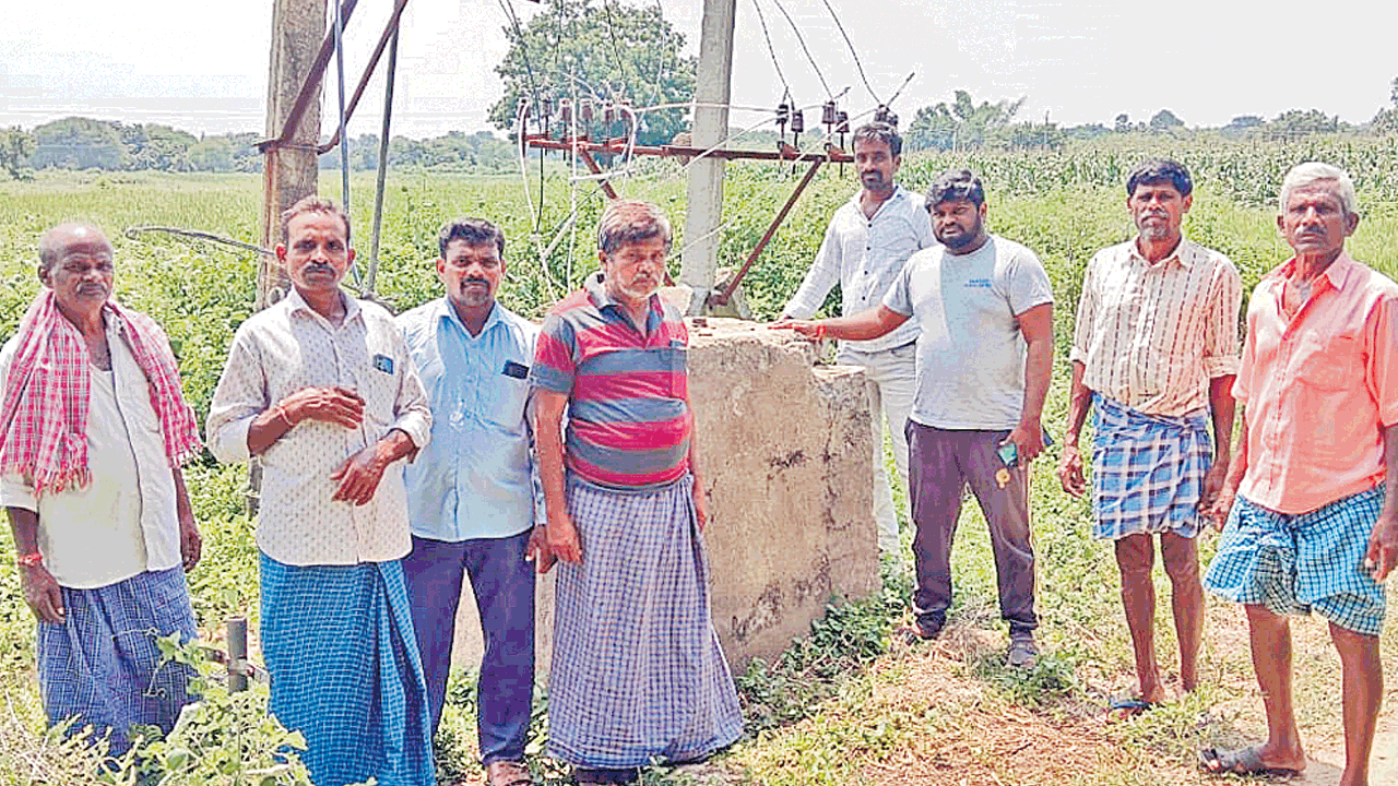 కరెంట్ లేక ఎండుతున్న పొలాలు