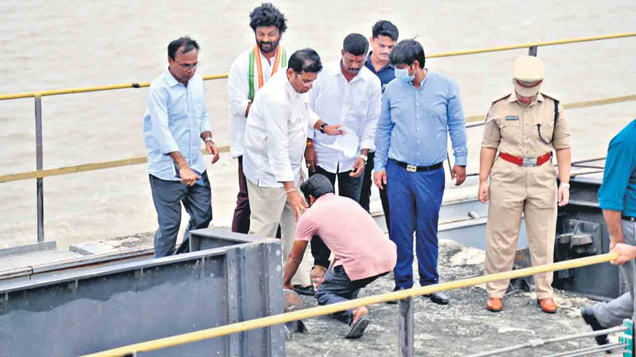 Telangana | కాల్మొక్త సార్‌.. జీతాలియ్యండి.. మంత్రి శ్రీధర్‌బాబుకు ఎల్లంపల్లి గేట్‌ ఆపరేటర్‌ వినతి