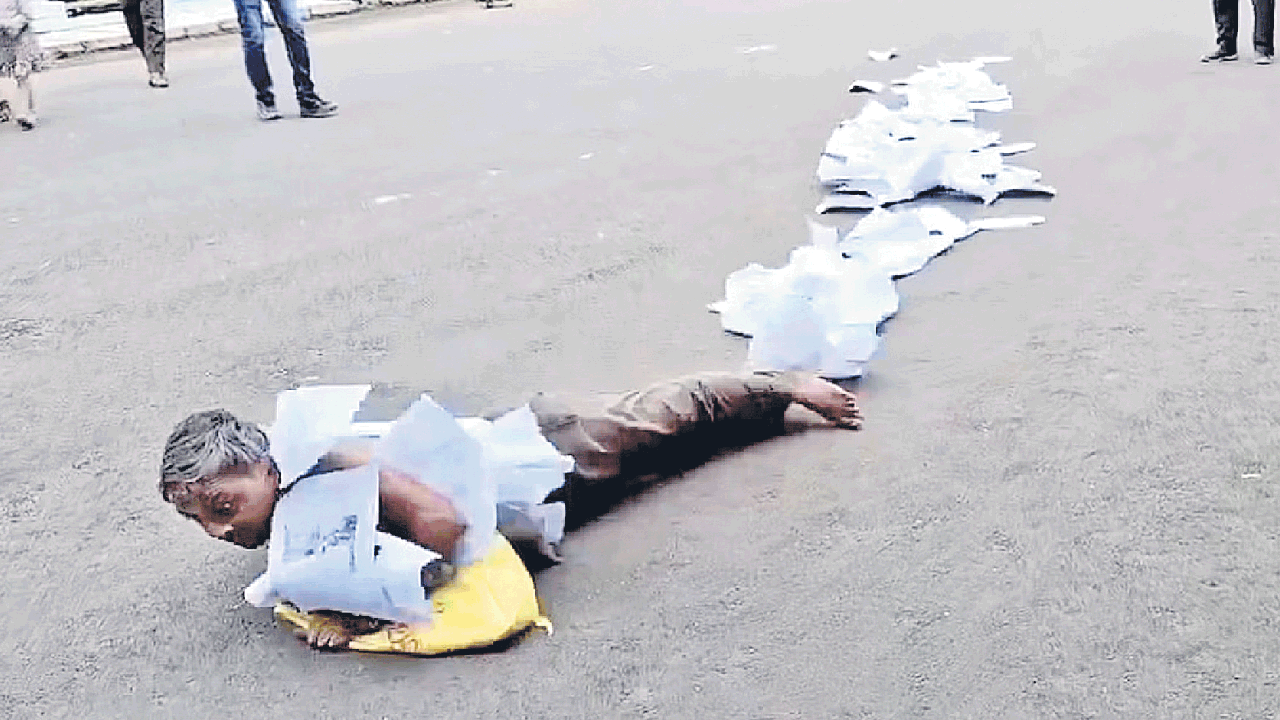 Bhopal | వెయ్యి పేజీల ఫిర్యాదు పత్రాలతో పొర్లుదండాలు.. బాధితుడి వినూత్న నిరసన..