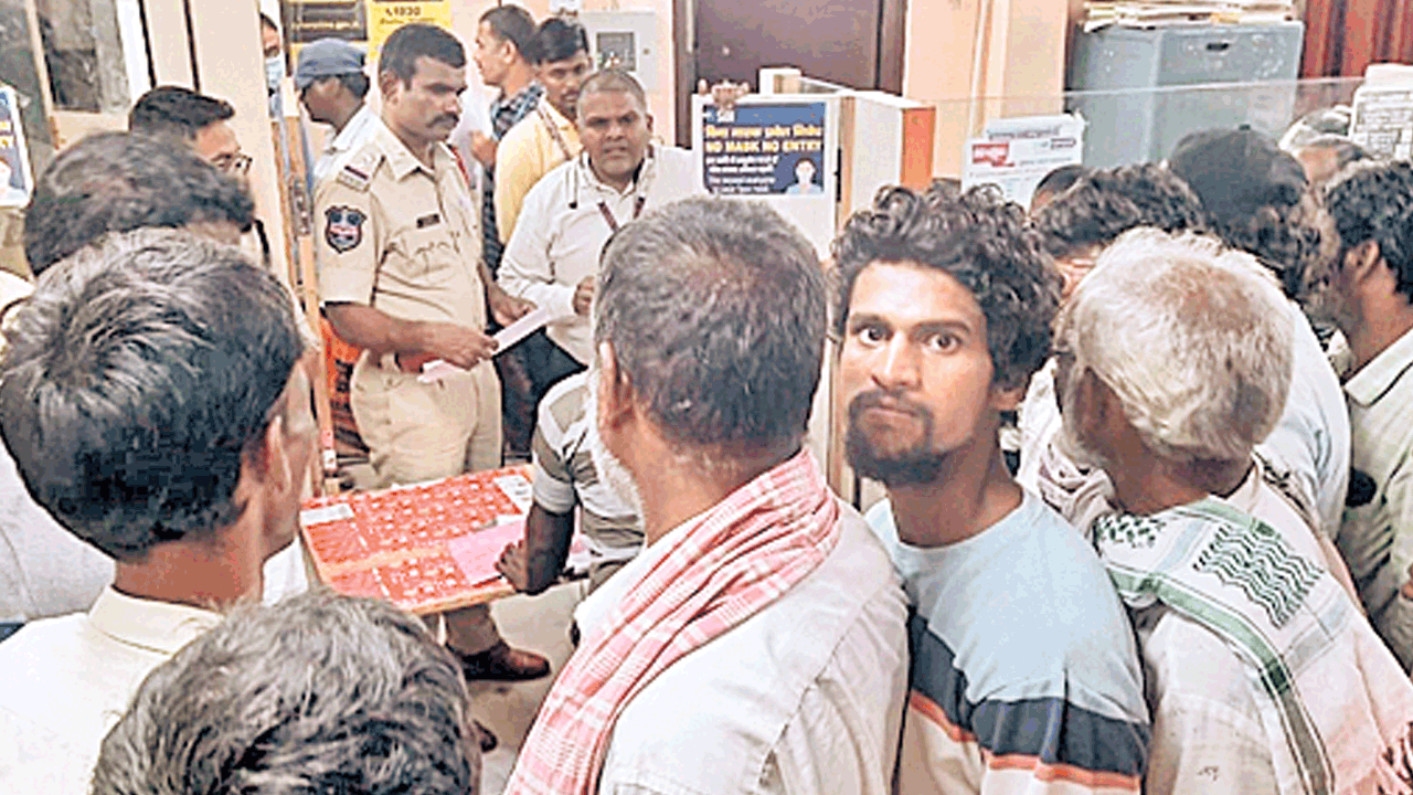 బ్యాంకు మేనేజర్‌పై రైతుల మండిపాటు