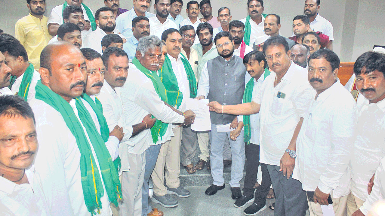 రుణమాఫీ కాని రైతులతో కలెక్టరేట్‌కు ఎర్రబెల్లి