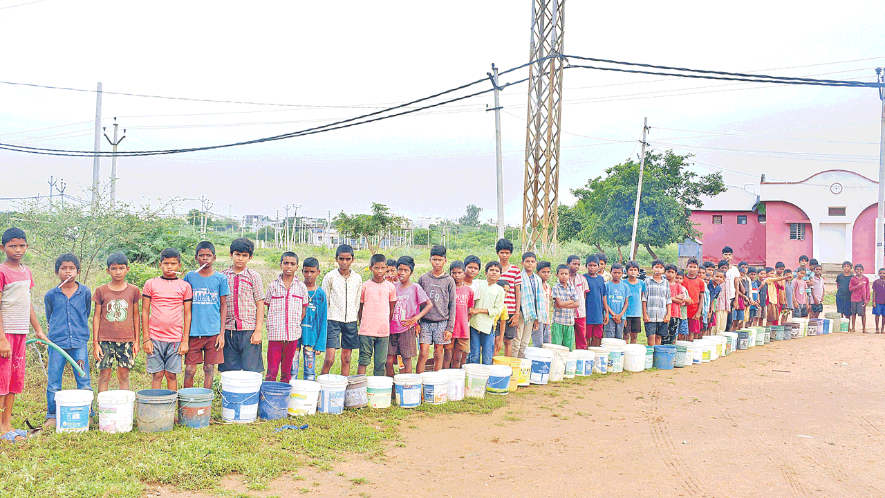 Gurukula School | విద్యార్థుల క‘న్నీటి’ కష్టాలు.. బాత్‌రూమ్‌లు సరిపోక ఆరుబయటే స్నానాలు