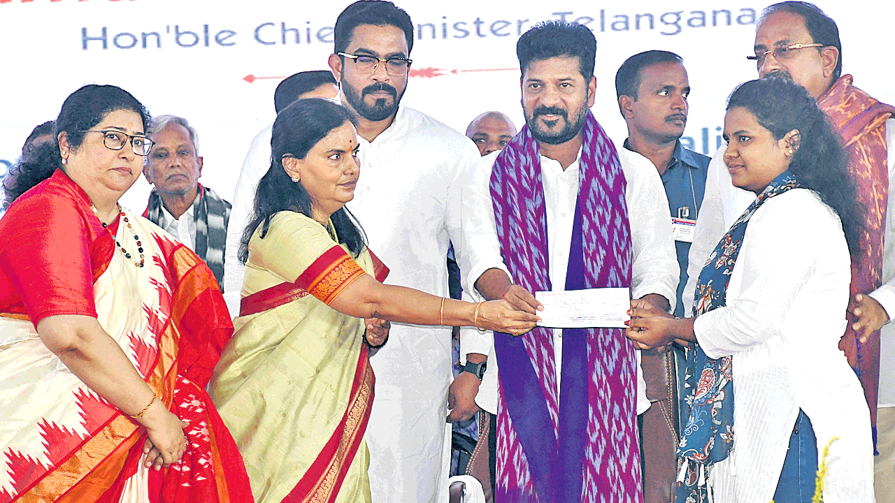 CM Revanth Reddy | చేనేత రుణాలు మాఫీ చేస్తం.. మహిళా సంఘాల సభ్యులకు ఏడాదికి రెండు చీరెలు: సీఎం రేవంత్‌రెడ్డి