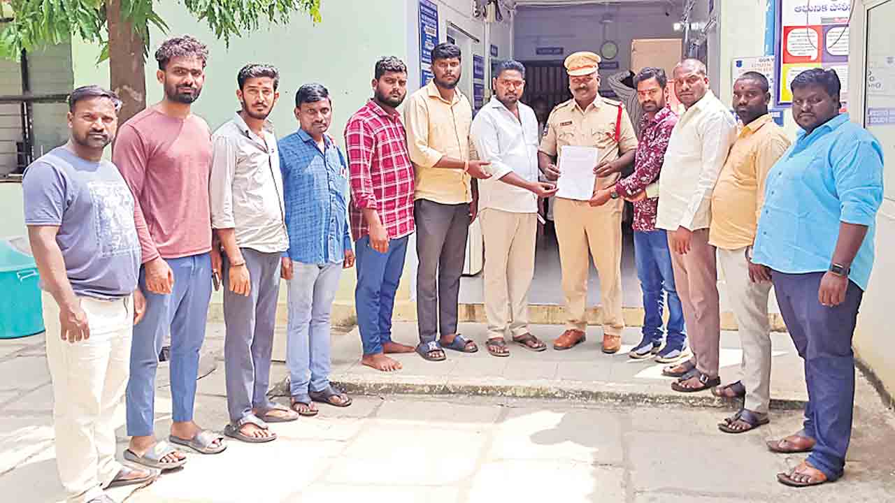 సీఎం రేవంత్‌పై పోలీస్‌స్టేషన్‌లో ఫిర్యాదు