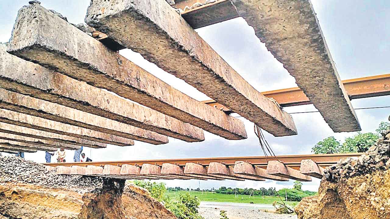 Mahabubabad | మానుకోట అతలాకుతలం.. భారీవర్షాలతో రోడ్డు, రైలు మార్గాలన్నీ బంద్‌