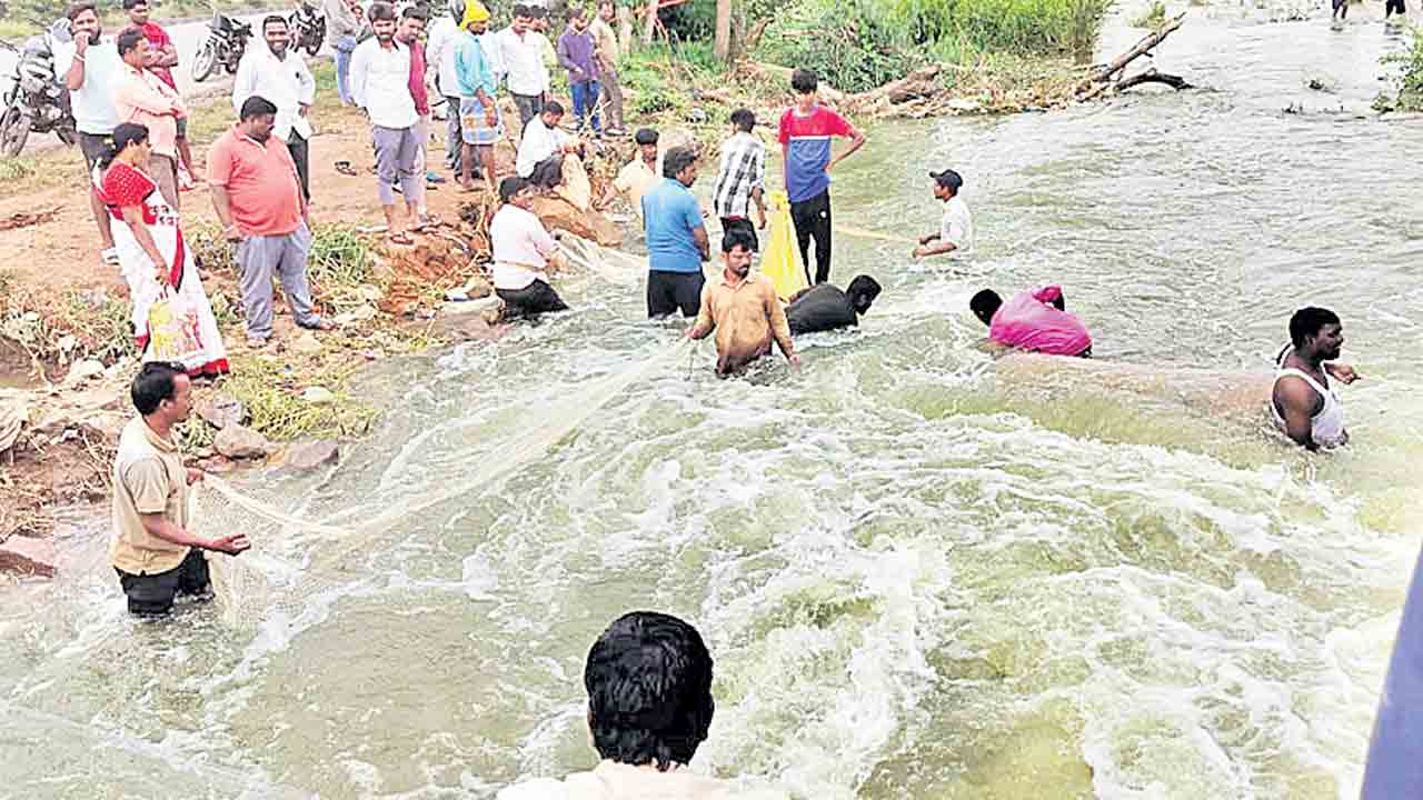 అలుగు పారుతున్న చెరువులు, కుంటలు