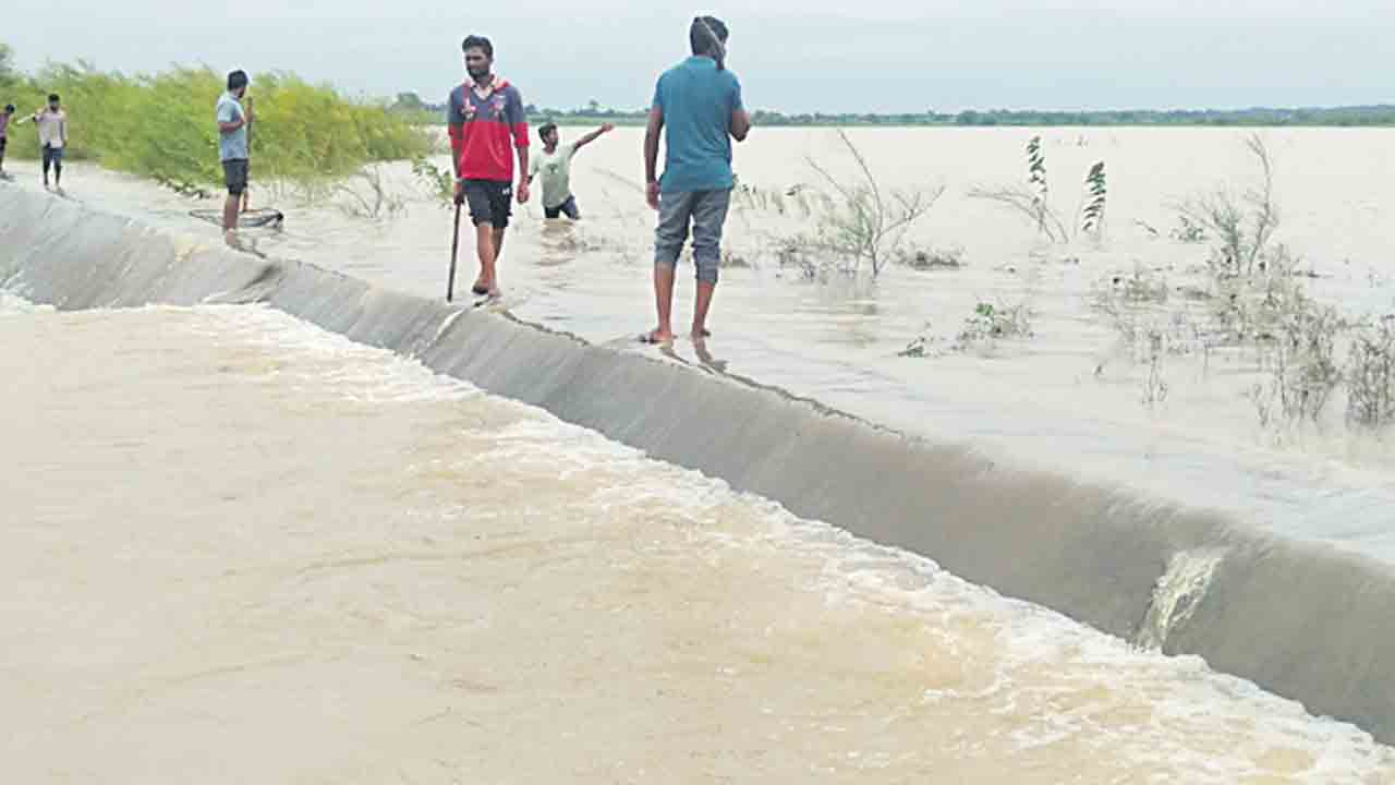 రోజంతా జల్లులు.. కొనసాగిన వరద