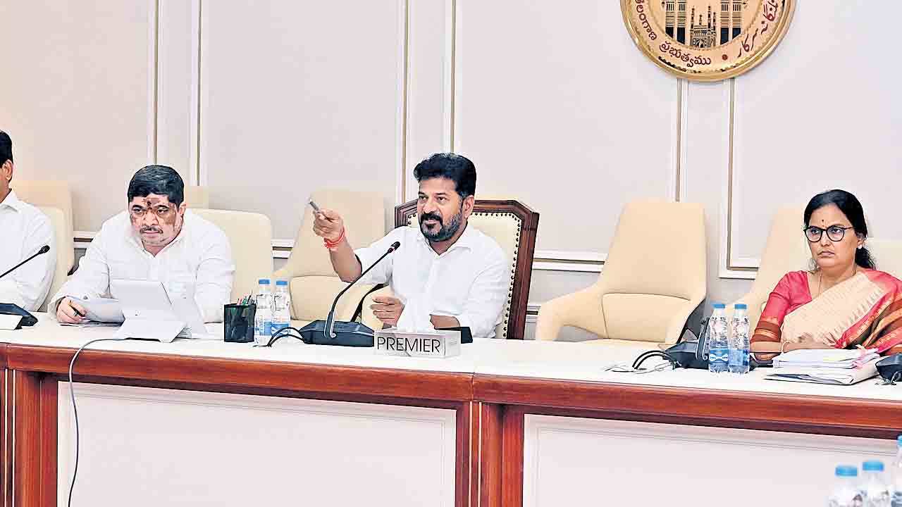 CM Revanth Reddy | ఇండోర్‌ తరహాలో గ్రేటర్‌కు దిద్దుబాటు.. సీఆర్‌ఎంపీ రోడ్ల నిర్వహణపై సీఎం అసంతృప్తి