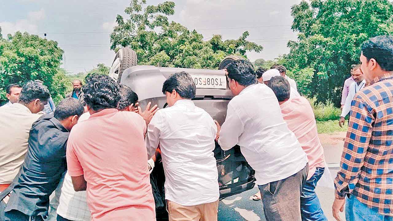 మానవత్వాన్ని చాటిన ఎమ్మెల్యే