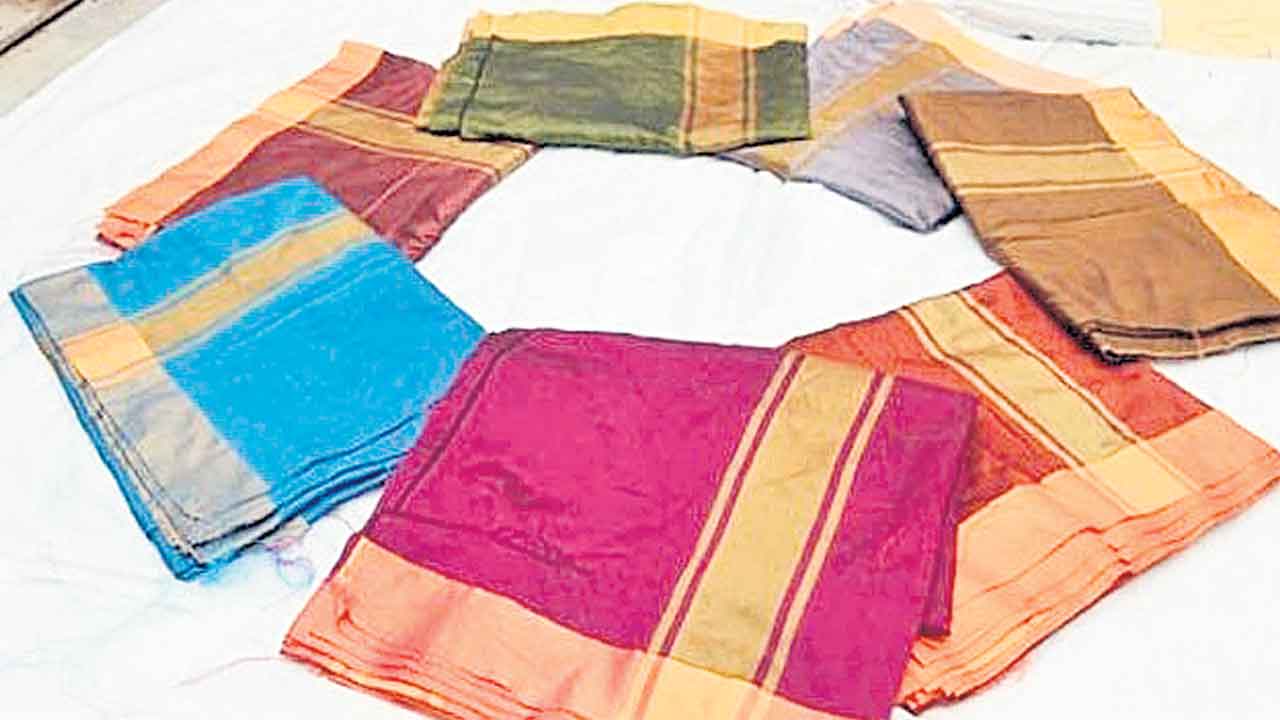 Bathukamma Sarees | బతుకమ్మ చీరలు బంద్‌.. ఆవేదన వ్యక్తం చేస్తున్న తెలంగాణ ఆడబిడ్డలు