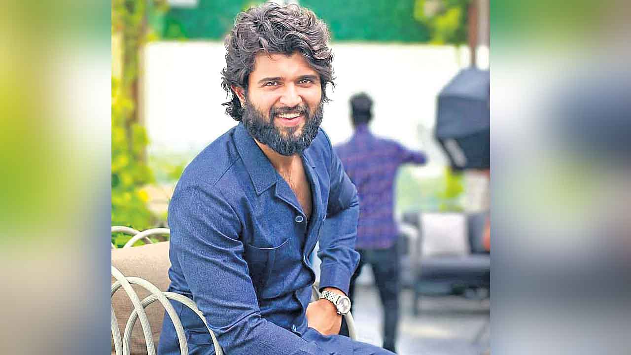 Vijay Devarakonda | మునుపెన్నడూ కనిపించని స్టన్నింగ్‌ లుక్‌తో విజయ్‌ దేవరకొండ