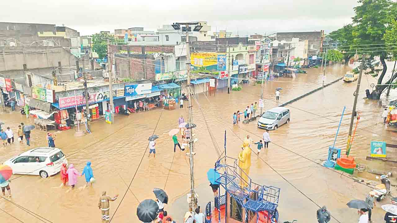 వాన జోరు.. వరదహోరు