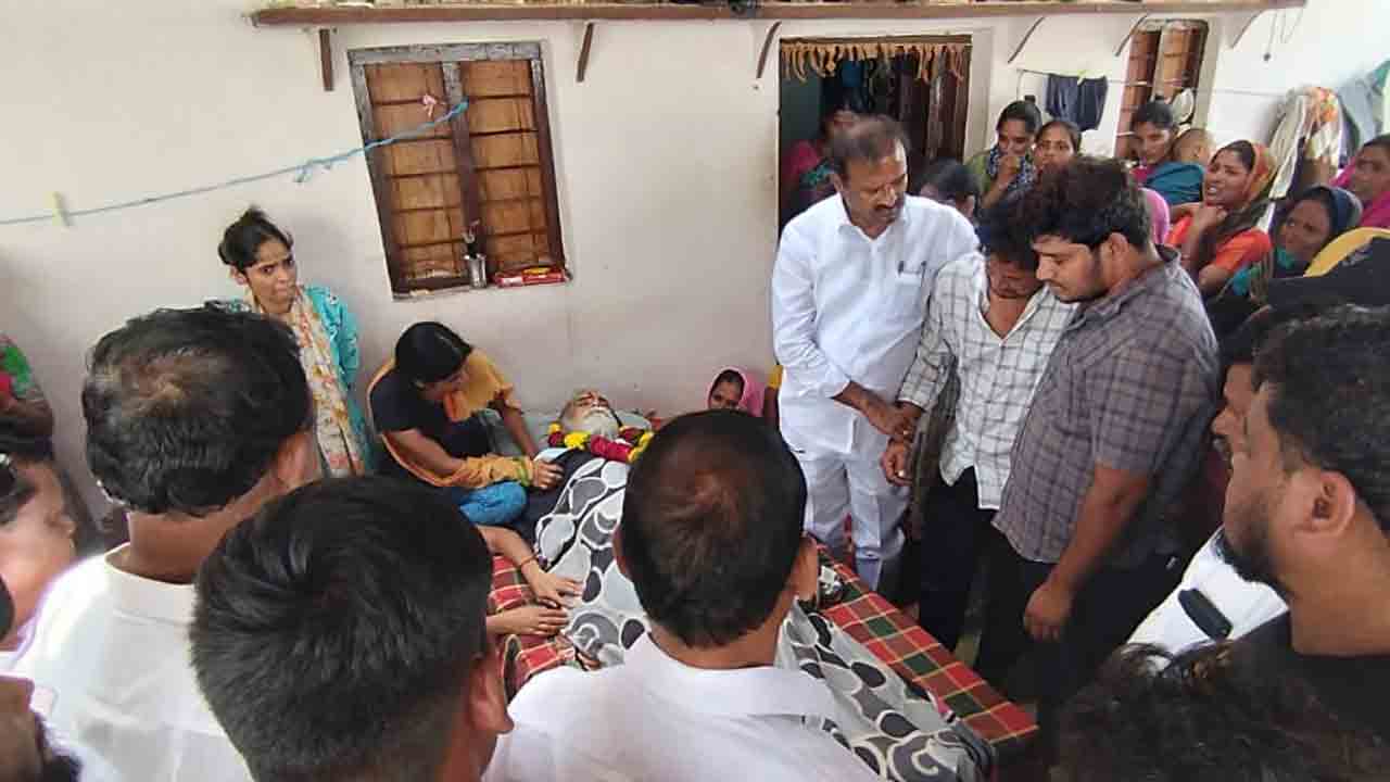 బీఆర్‌ఎస్‌ కార్యకర్త కుటుంబానికి పరామర్శ