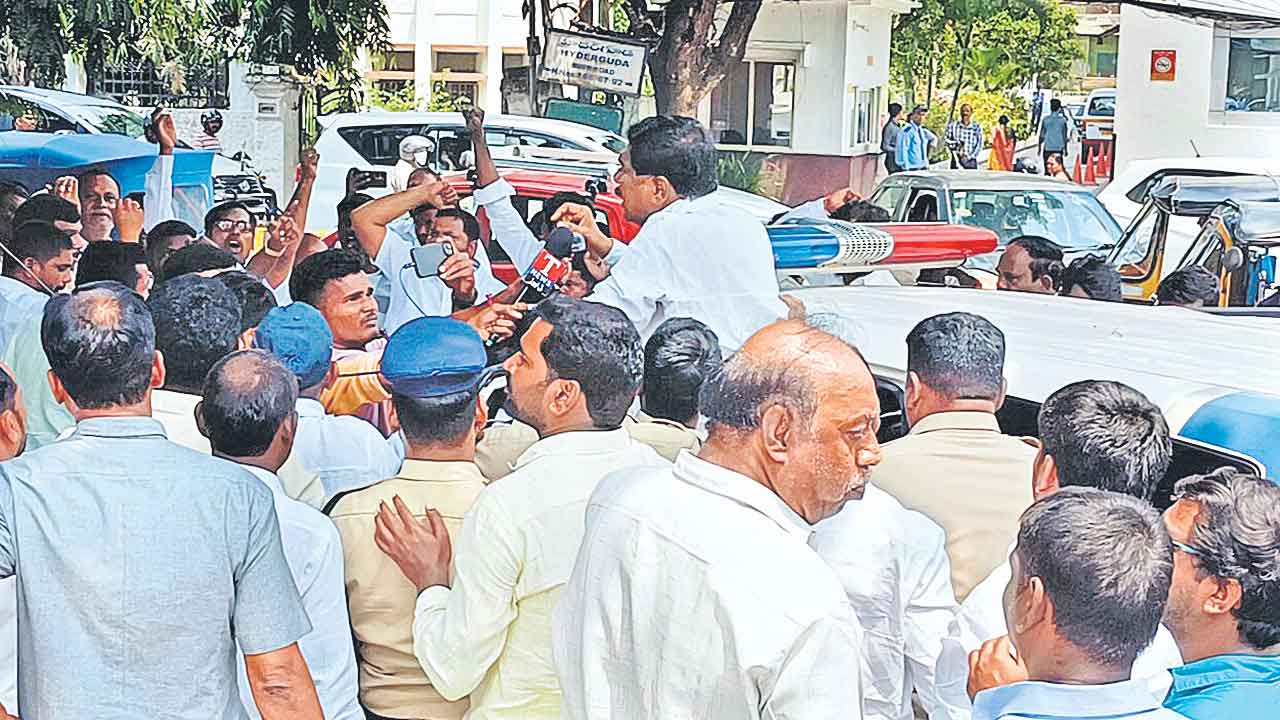 BRS | నిజ నిర్ధారణపై నిర్బంధం.. గాంధీ ఘటనపై వాస్తవాలు తెలుసుకునేందుకు ప్రయత్నించిన బీఆర్‌ఎస్‌ కమిటీ సభ్యుల అరెస్ట్‌