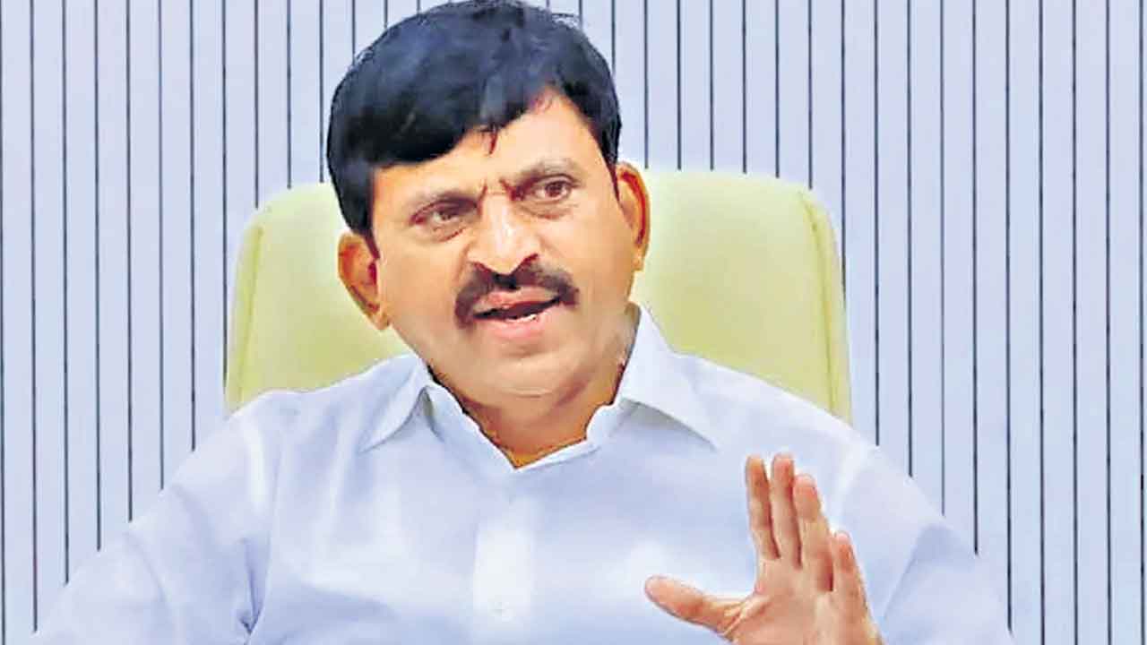 తెల్లవారుజామునే ఇంటి నుంచి వెళ్లిన పొంగులేటి