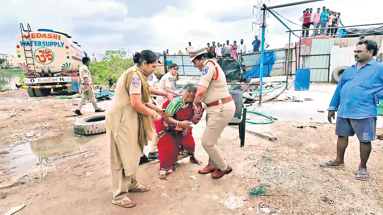 HYDRAA | జయభేరికేమో నోటీసులు.. పేదలపైకి బుల్డోజర్లు.. హైడ్రా ద్వంద్వనీతి