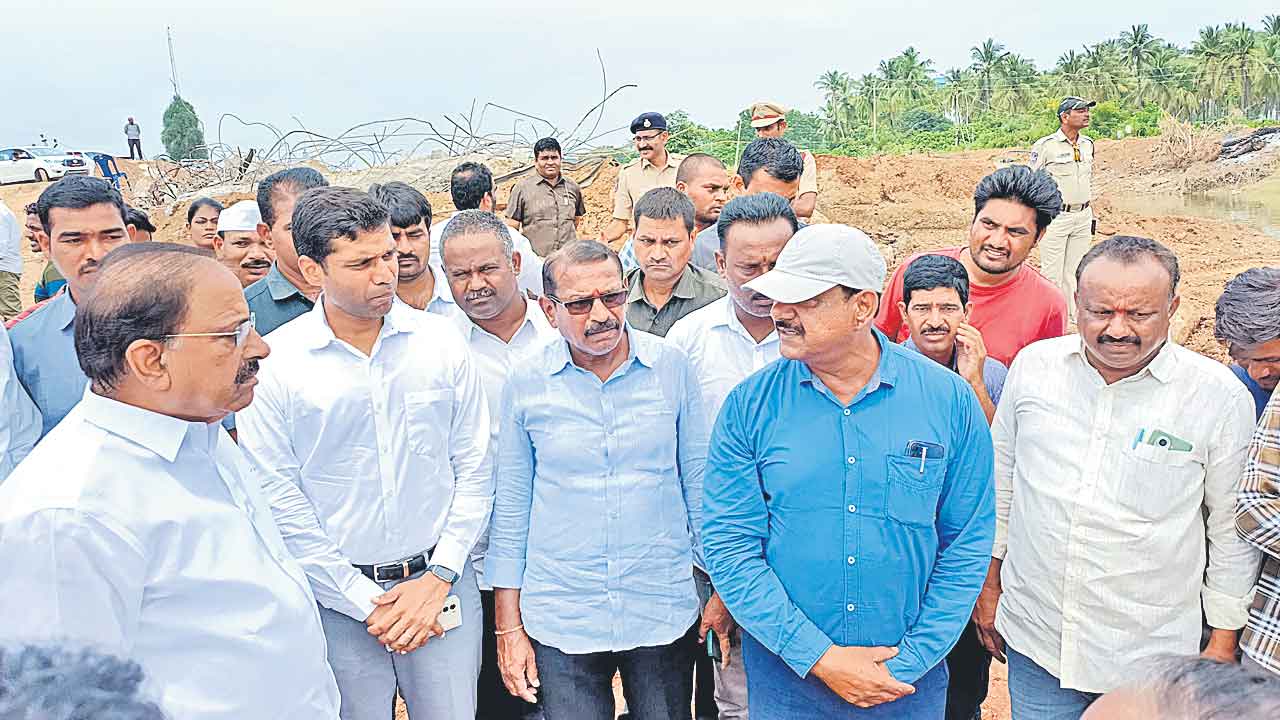 Tummala Nageswara Rao | నీటిపారుదల శాఖతో ఏం లాభం?.. లక్షల ఎకరాలు ఎండిపోయాక నీళ్లిస్తరా?: మంత్రి తుమ్మల