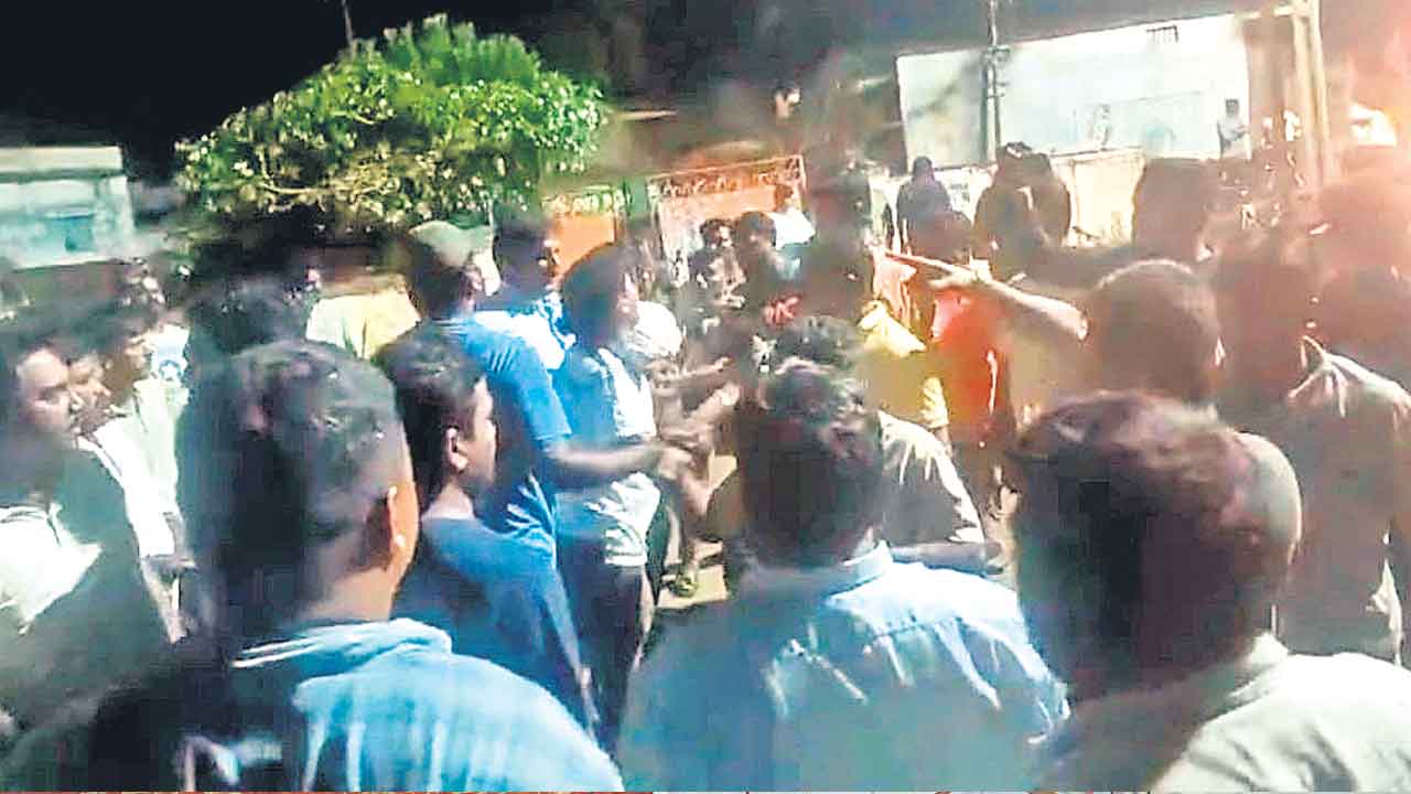 బీఆర్‌ఎస్‌ నేత ఇంటి వద్ద కాంగ్రెస్‌ వీరంగం