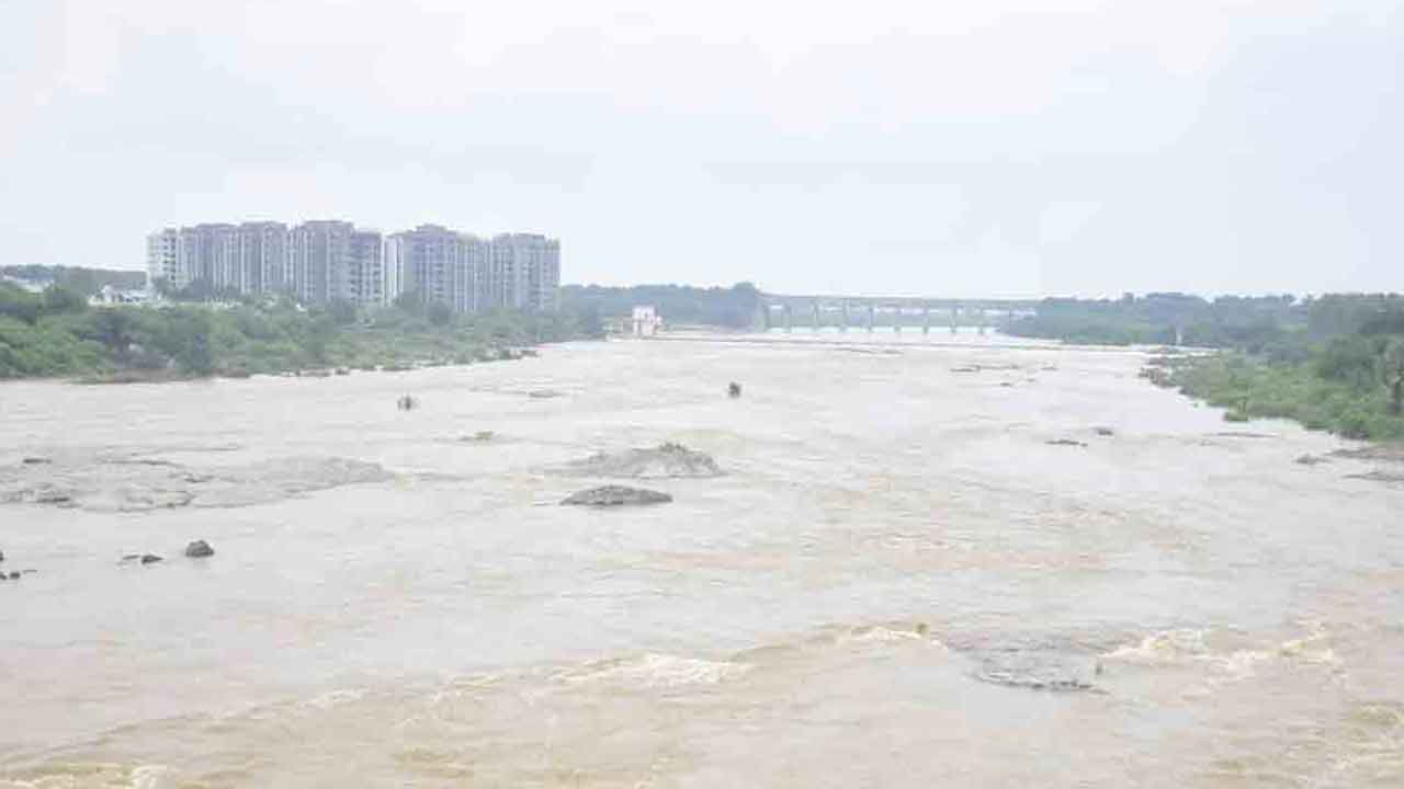 జలదిగ్బంధంలో చిక్కుకున్న 9 మంది సేఫ్‌