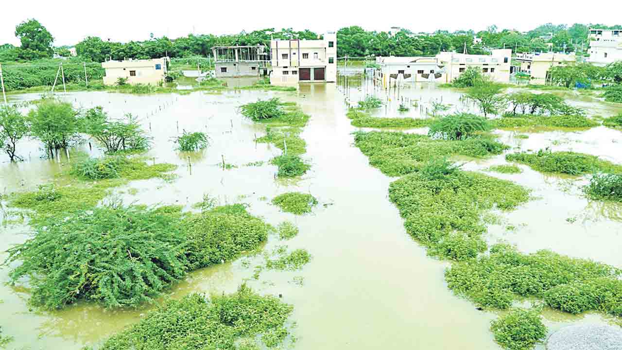 లోతట్టు ప్రాంతాలు జలమయం