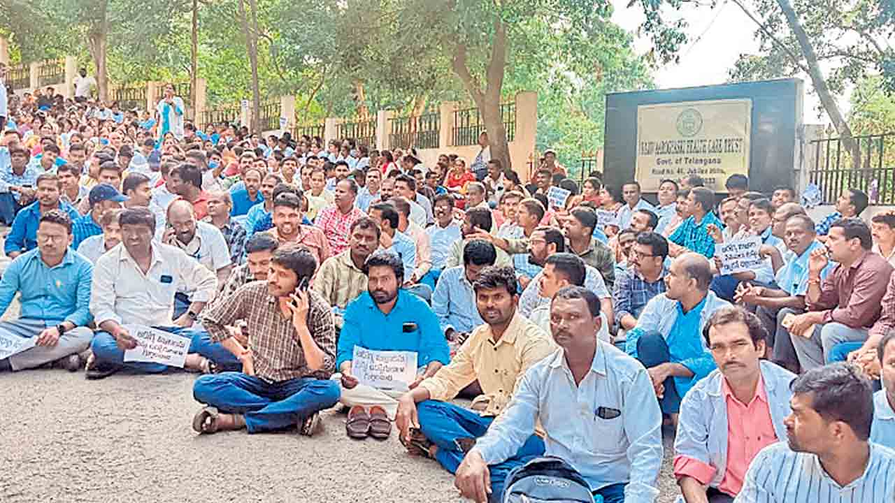 Arogya Shri | 17 ఏండ్లైనా పాత జీతాలే.. ఆరోగ్య మిత్రల సమ్మె సైరన్‌