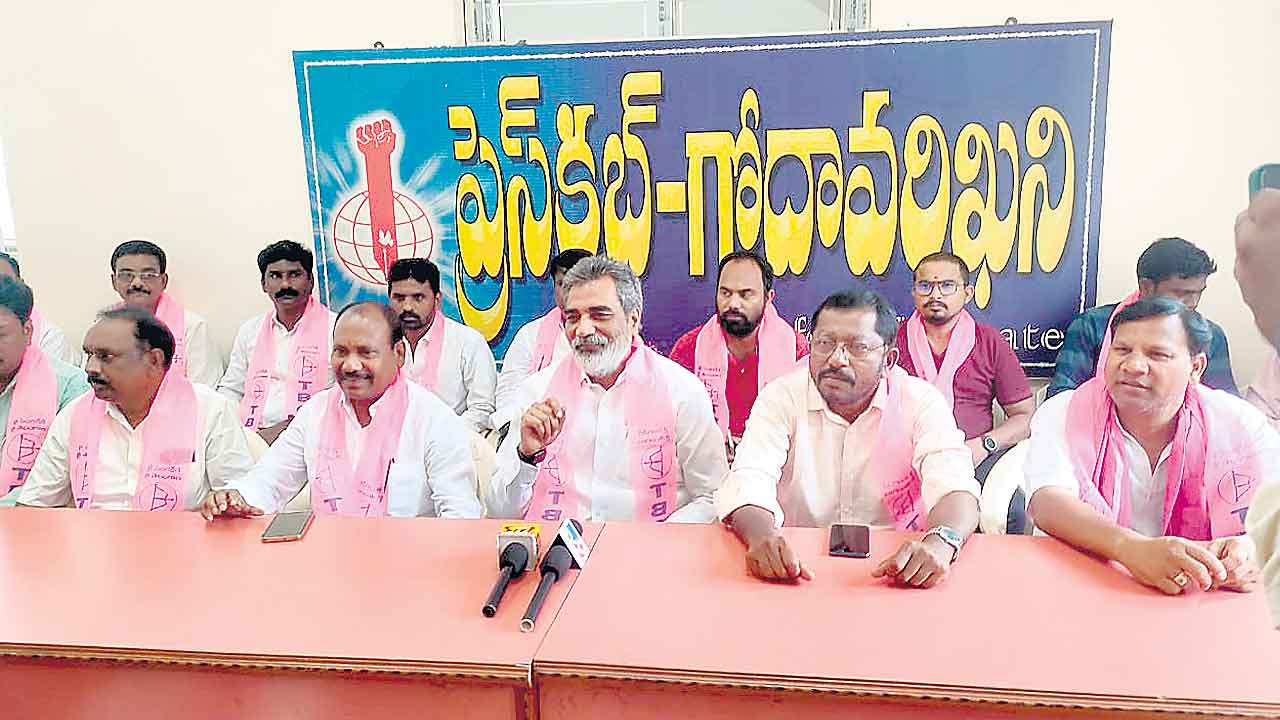 కార్మికులకు 1550 కోట్లు ఇవ్వాలి