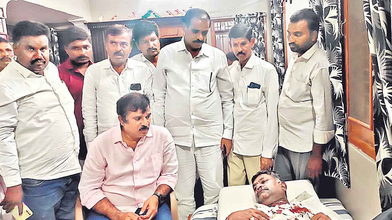 పీఏసీఎస్‌ చైర్మన్‌పై కాంగ్రెస్‌ దాడి