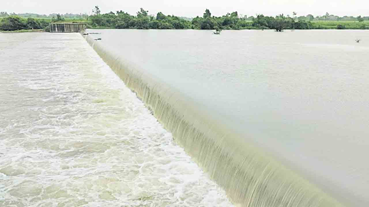 వందల ఎకరాల్లో నీటమునిగిన పంటలు