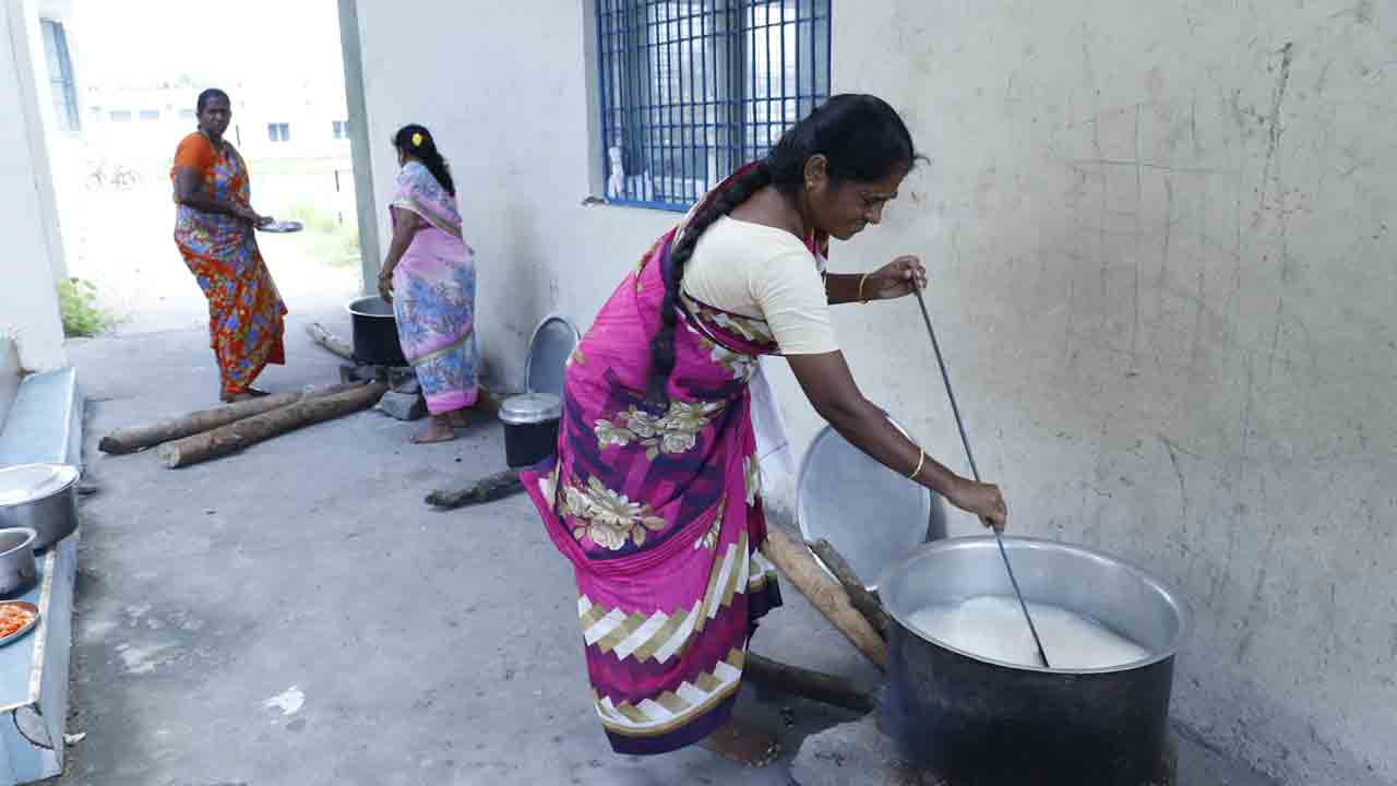 వంటోళ్ల తంటాలు